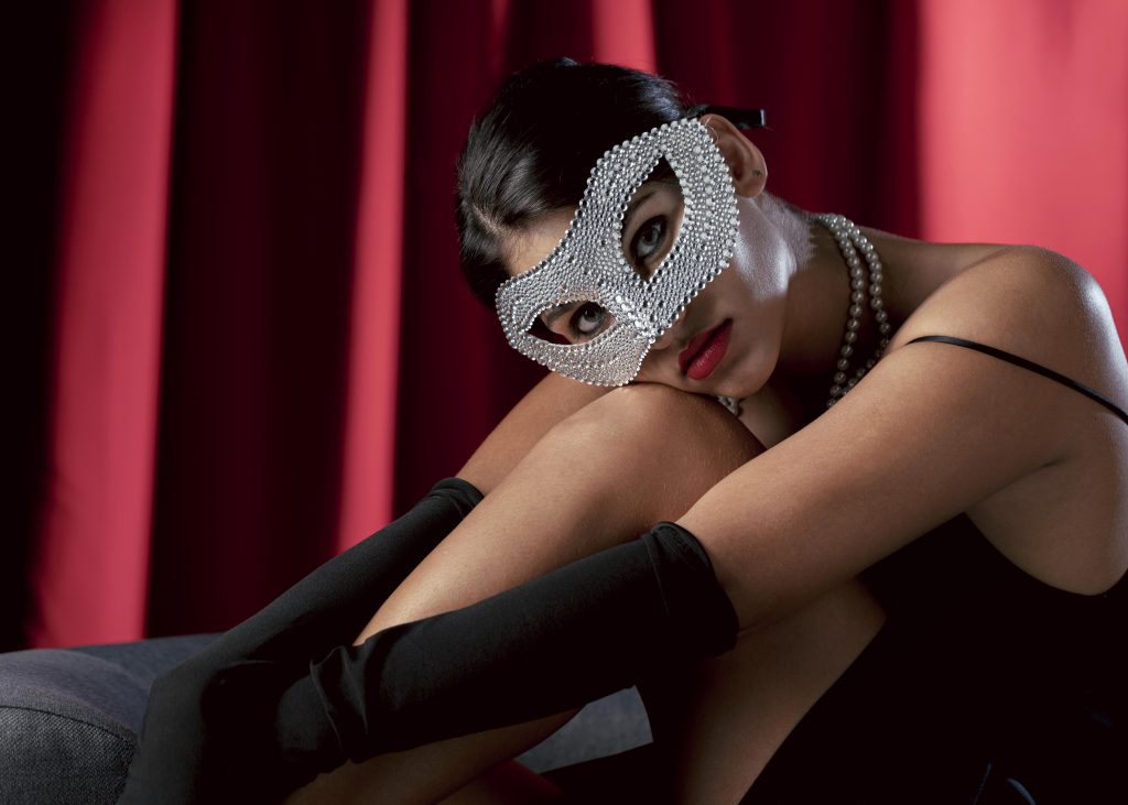 mysterious-woman-with-carnival-mask